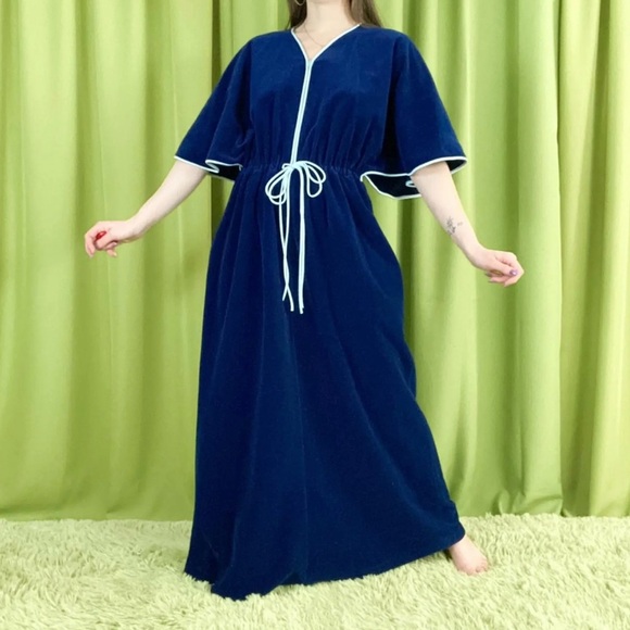 Vintage 70s Vanity Fair Navy Blue Velour Batwing House Dress Robe Cover Up - Picture 1 of 11